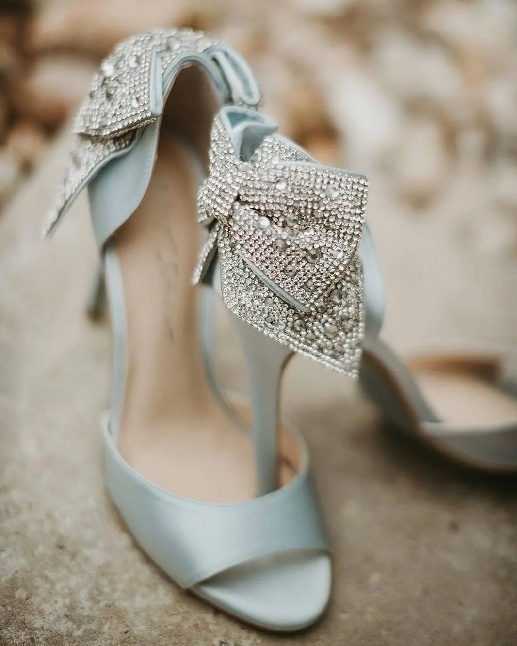 Coś niebieskiego? 💙
.
#weddingshoes from @davidsbridal 
.
.
.
.
.
.
#butyslubne #sukniaslubna #pannamloda #dodatkislubne #wesele #slub #bride #bridal #butyslubne #akcesoriaslubne